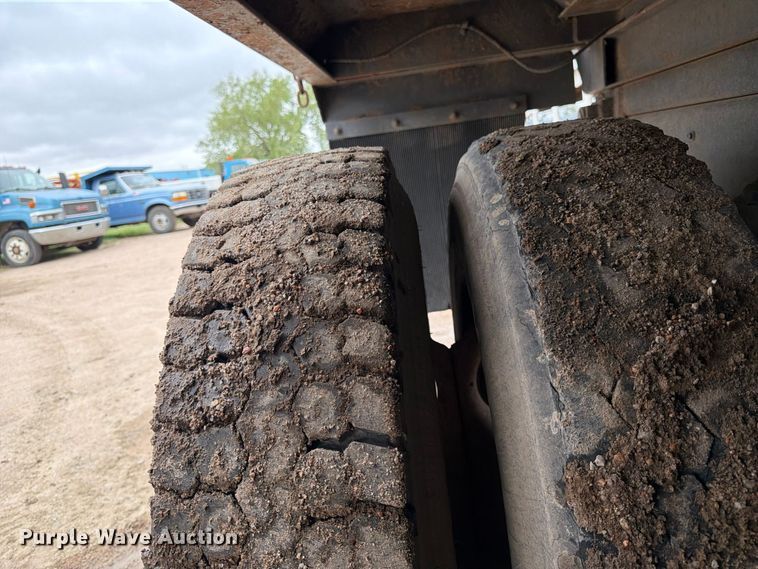image for item FK3747 1986 Ford LTL 9000 dump truck