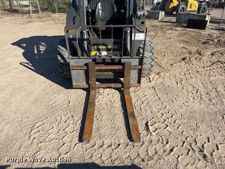 image for item FK3772 2016 New Holland L228 skid steer loader
