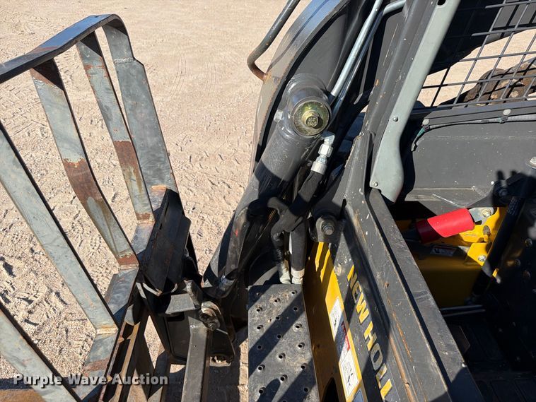 image for item FK3772 2016 New Holland L228 skid steer loader