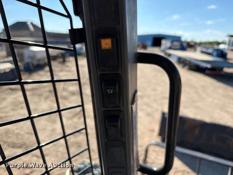 image for item FK3772 2016 New Holland L228 skid steer loader