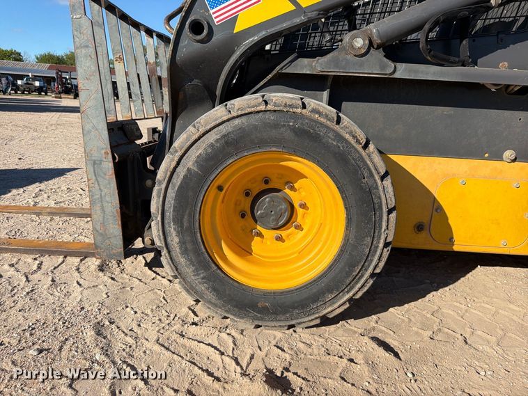 image for item FK3772 2016 New Holland L228 skid steer loader