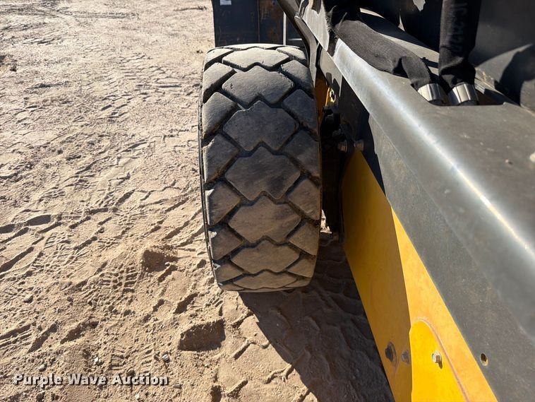 image for item FK3772 2016 New Holland L228 skid steer loader