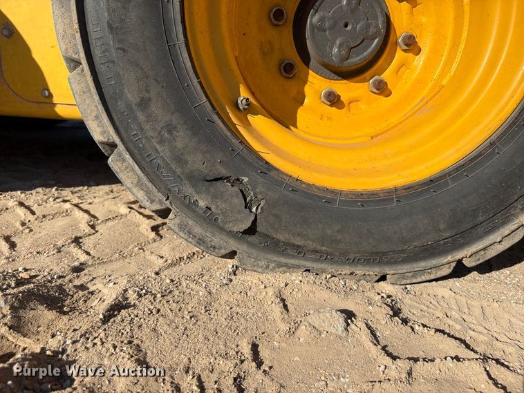 image for item FK3772 2016 New Holland L228 skid steer loader