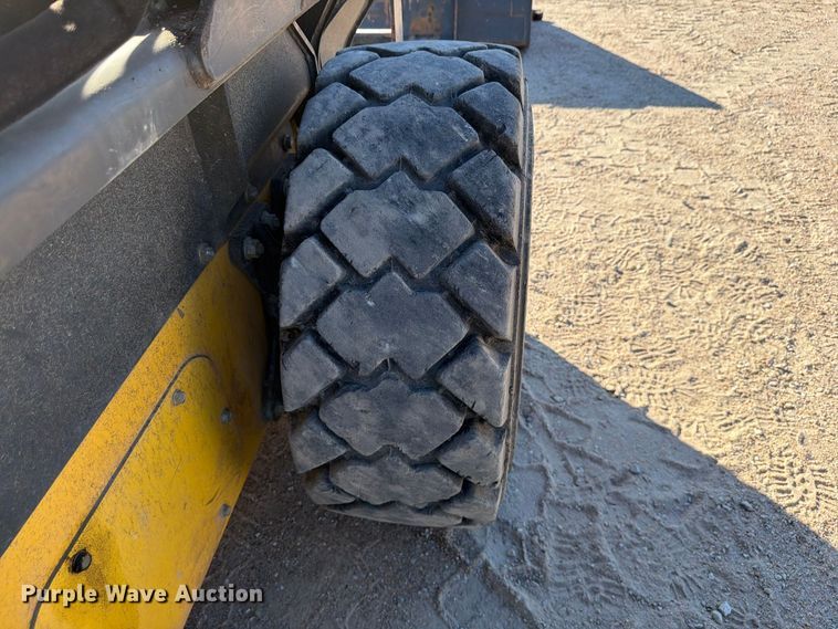 image for item FK3772 2016 New Holland L228 skid steer loader
