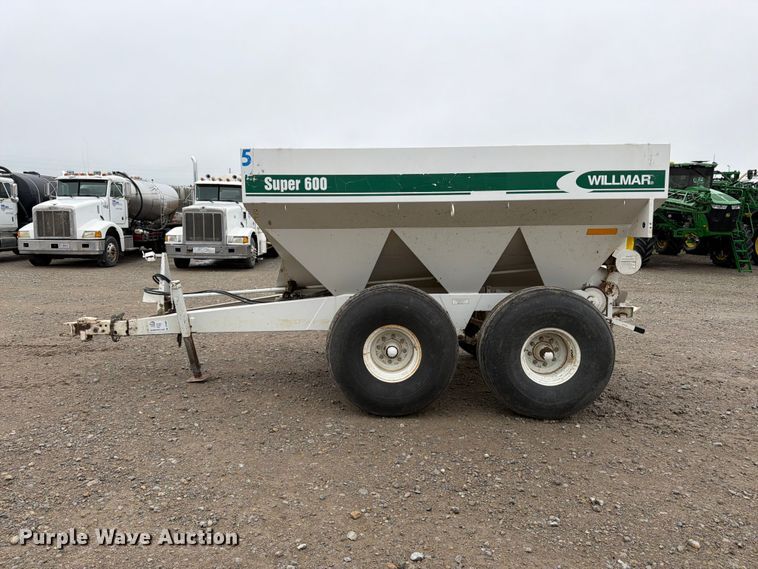 image for item DT3068 Willmar Super 600 spreader