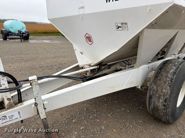 image for item DT3068 Willmar Super 600 spreader