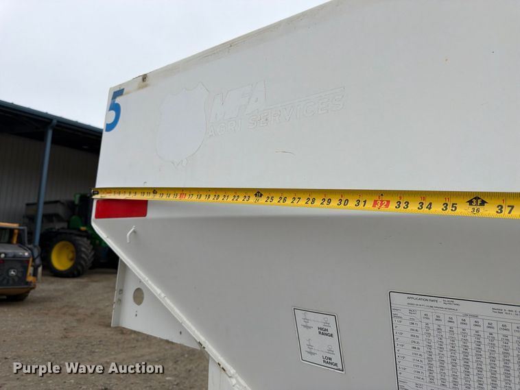 image for item DT3068 Willmar Super 600 spreader