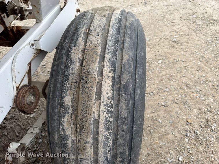 image for item DT3068 Willmar Super 600 spreader