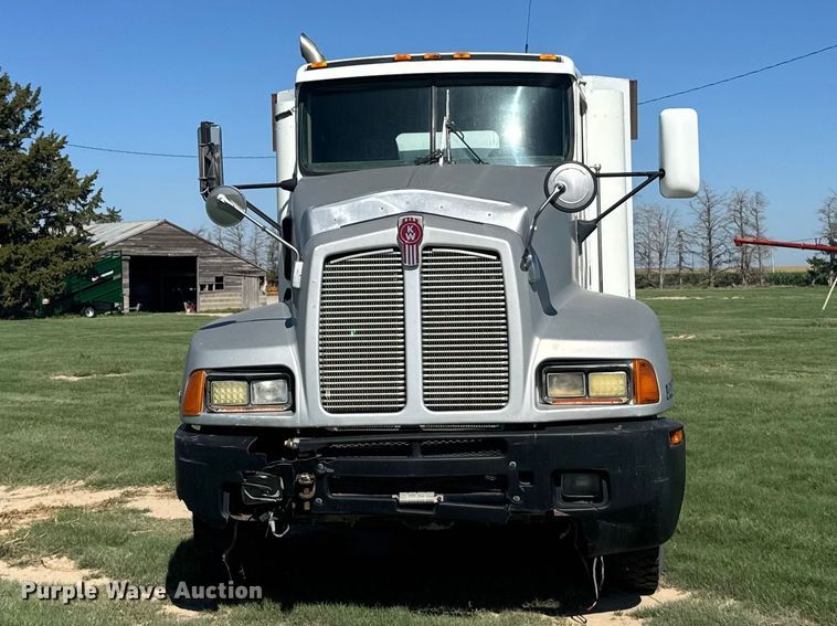 image for item DY3300 1999 Kenworth T600 grain truck