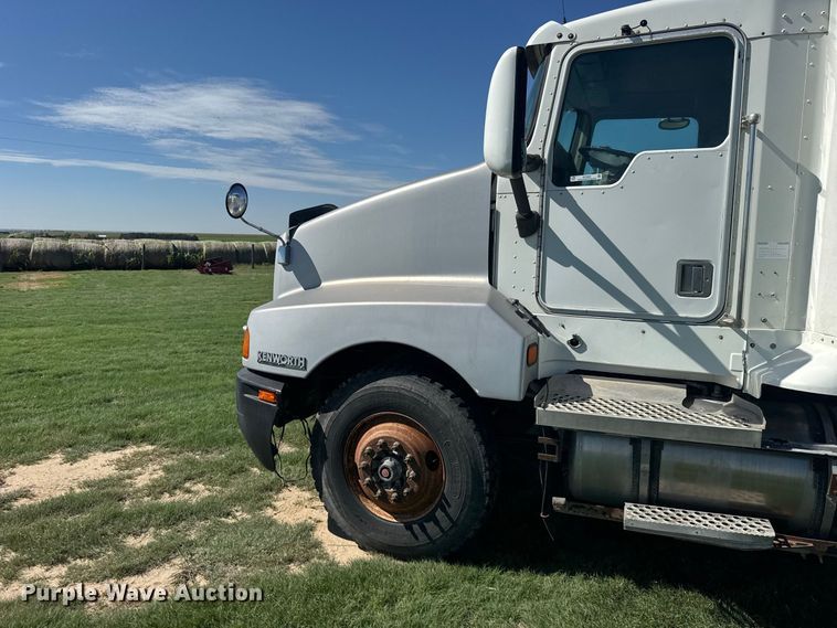 image for item DY3300 1999 Kenworth T600 grain truck