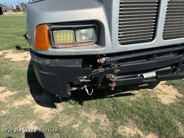 image for item DY3300 1999 Kenworth T600 grain truck