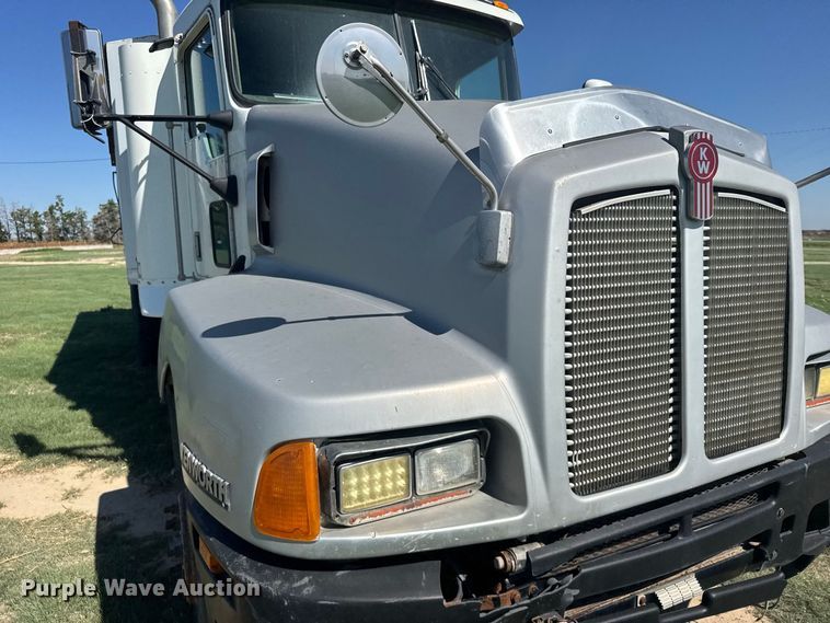 image for item DY3300 1999 Kenworth T600 grain truck