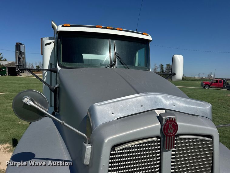 image for item DY3300 1999 Kenworth T600 grain truck