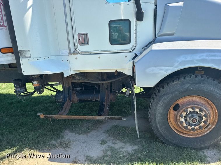 image for item DY3300 1999 Kenworth T600 grain truck
