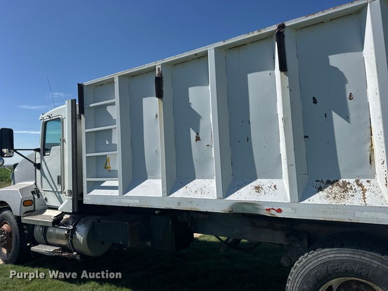 image for item DY3300 1999 Kenworth T600 grain truck