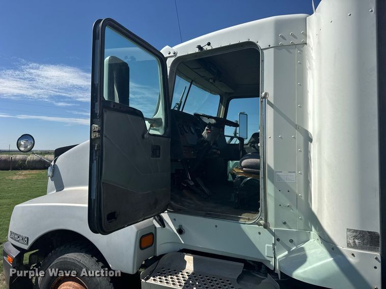 image for item DY3300 1999 Kenworth T600 grain truck