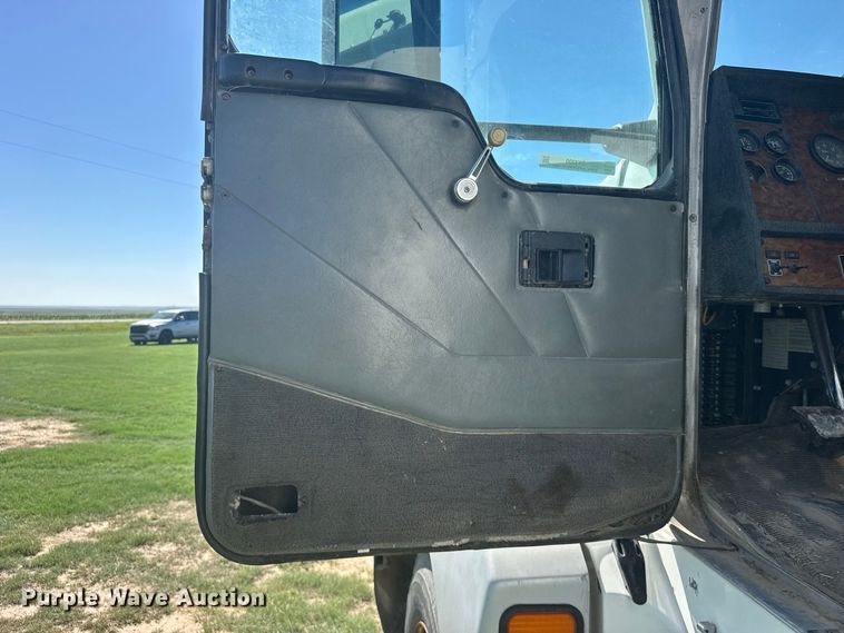 image for item DY3300 1999 Kenworth T600 grain truck