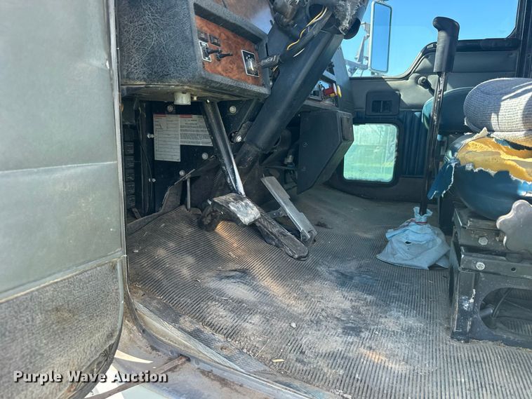 image for item DY3300 1999 Kenworth T600 grain truck