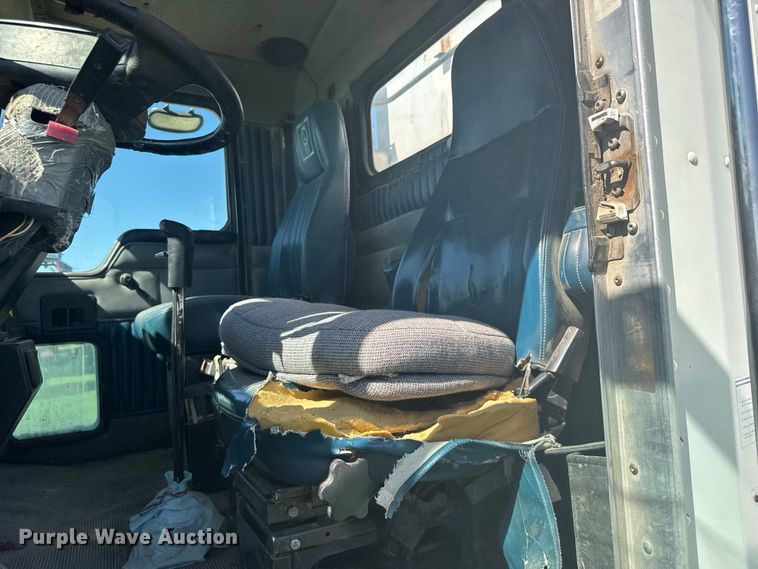 image for item DY3300 1999 Kenworth T600 grain truck