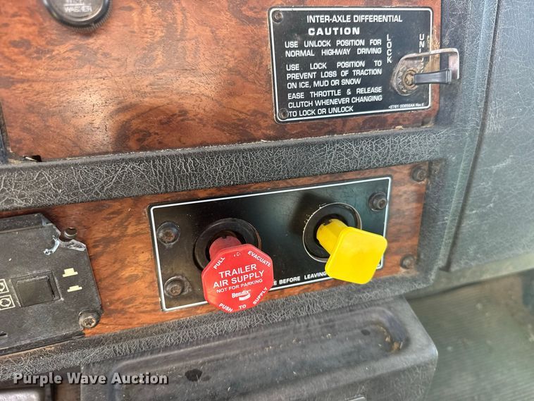 image for item DY3300 1999 Kenworth T600 grain truck