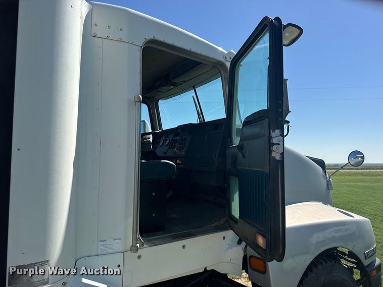 image for item DY3300 1999 Kenworth T600 grain truck