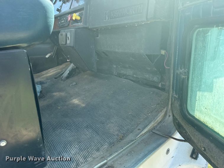 image for item DY3300 1999 Kenworth T600 grain truck