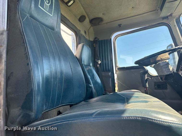 image for item DY3300 1999 Kenworth T600 grain truck