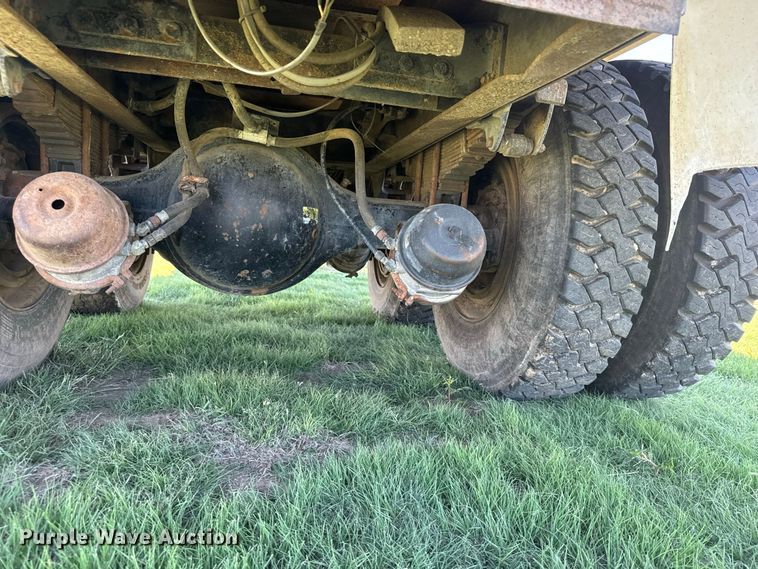 image for item DY3300 1999 Kenworth T600 grain truck