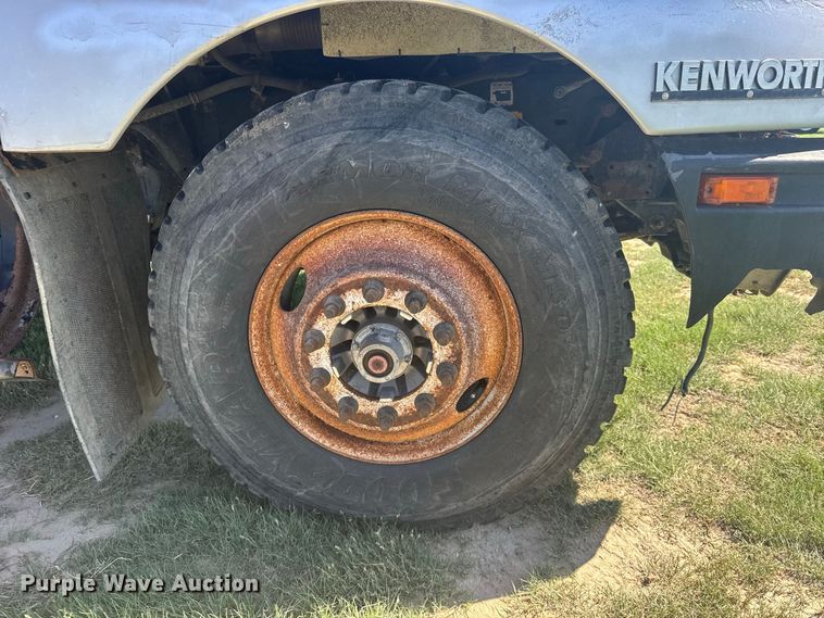 image for item DY3300 1999 Kenworth T600 grain truck
