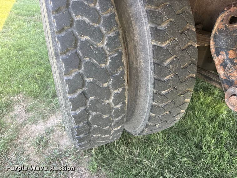 image for item DY3300 1999 Kenworth T600 grain truck