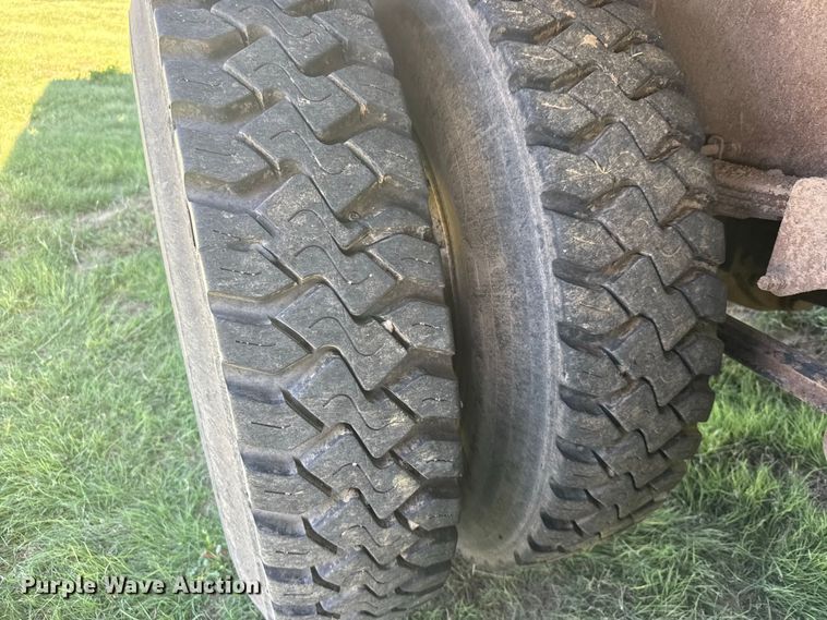 image for item DY3300 1999 Kenworth T600 grain truck