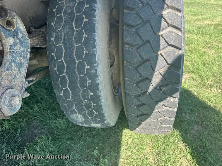 image for item DY3300 1999 Kenworth T600 grain truck