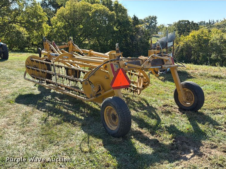 image for item DZ4941 2015 Vermeer R2300 hay rake
