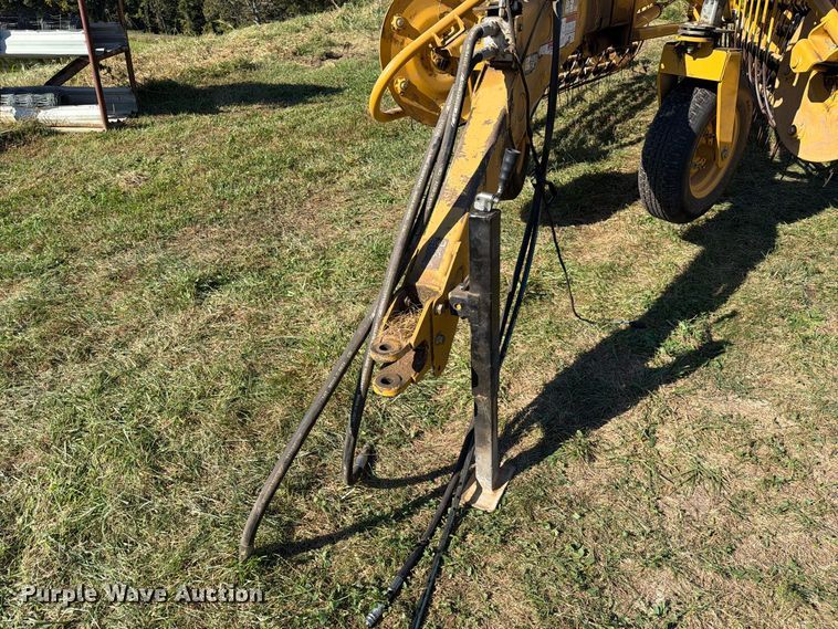 image for item DZ4941 2015 Vermeer R2300 hay rake