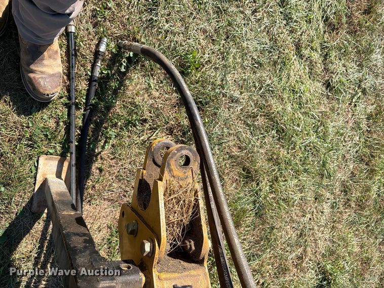 image for item DZ4941 2015 Vermeer R2300 hay rake