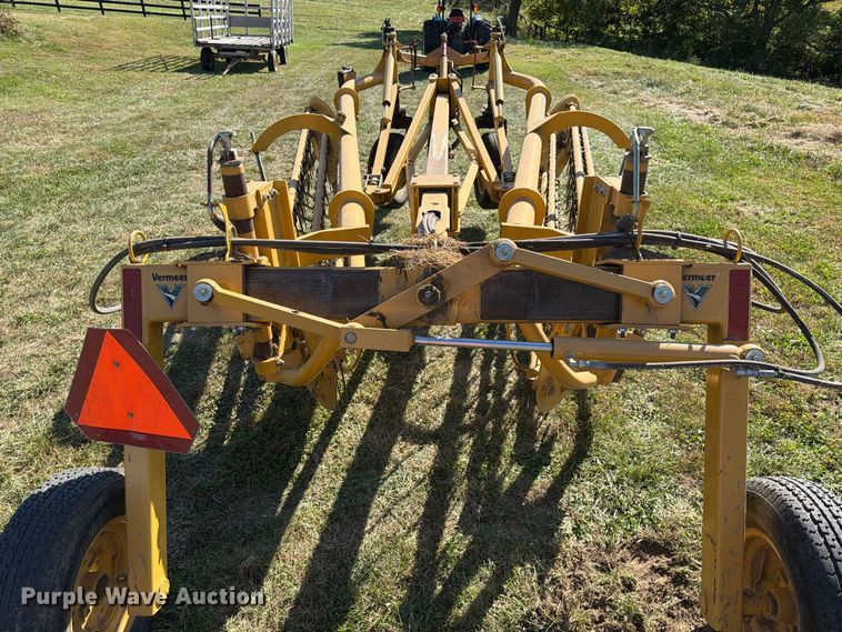 image for item DZ4941 2015 Vermeer R2300 hay rake