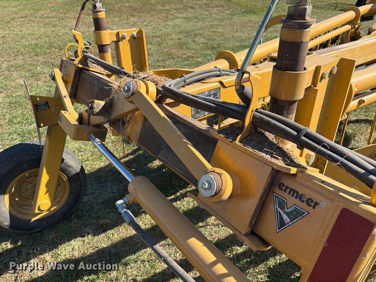 image for item DZ4941 2015 Vermeer R2300 hay rake