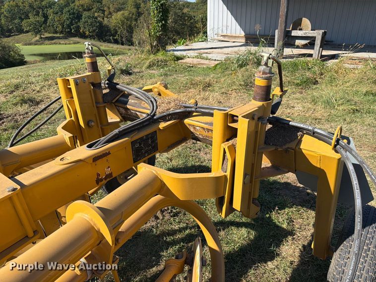 image for item DZ4941 2015 Vermeer R2300 hay rake