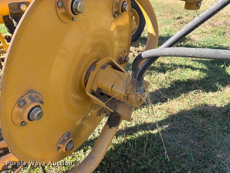 image for item DZ4941 2015 Vermeer R2300 hay rake
