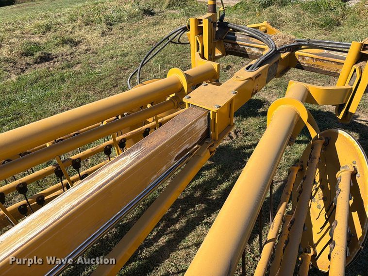image for item DZ4941 2015 Vermeer R2300 hay rake