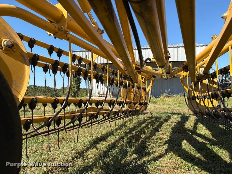 image for item DZ4941 2015 Vermeer R2300 hay rake
