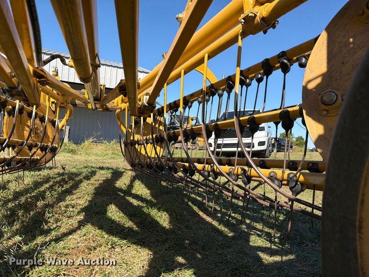 image for item DZ4941 2015 Vermeer R2300 hay rake