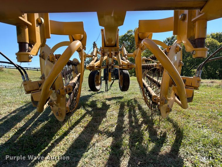 image for item DZ4941 2015 Vermeer R2300 hay rake