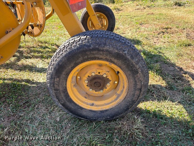image for item DZ4941 2015 Vermeer R2300 hay rake