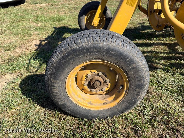 image for item DZ4941 2015 Vermeer R2300 hay rake