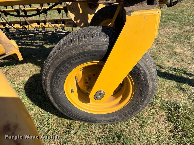 image for item DZ4941 2015 Vermeer R2300 hay rake