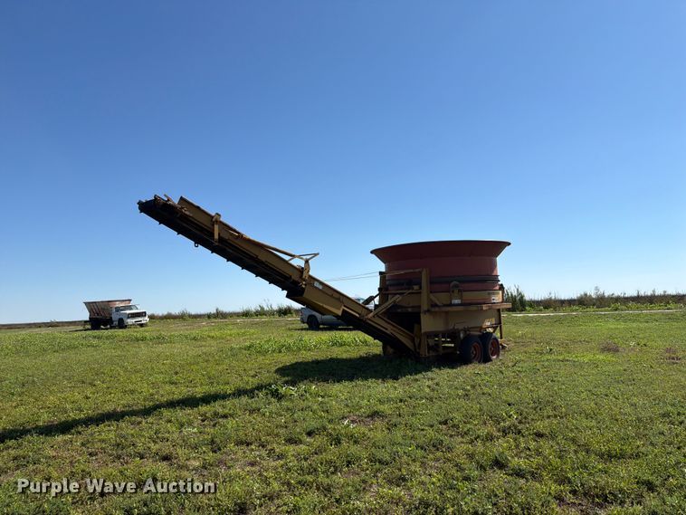 image for item EI7795 Haybuster H-1100 bale processor