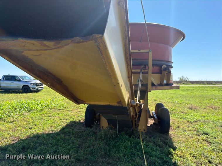 image for item EI7795 Haybuster H-1100 bale processor