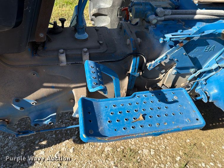 image for item EL0995 1993 Ford 3930 tractor
