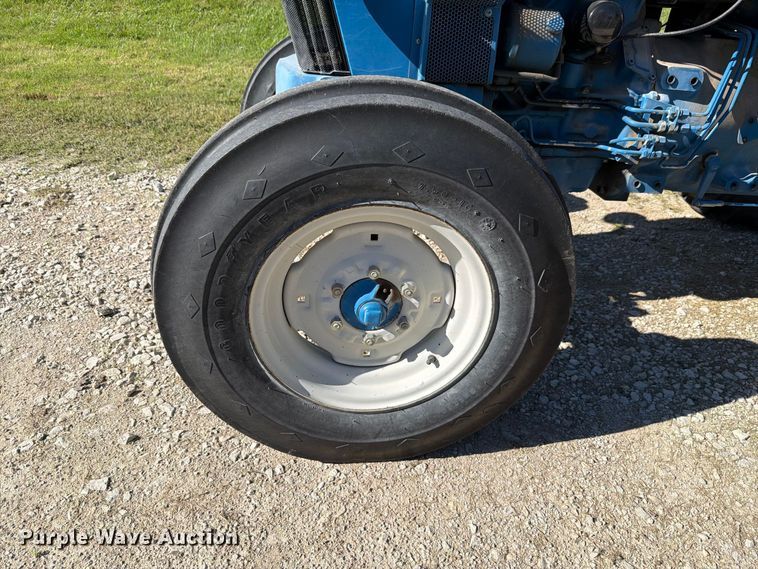 image for item EL0995 1993 Ford 3930 tractor